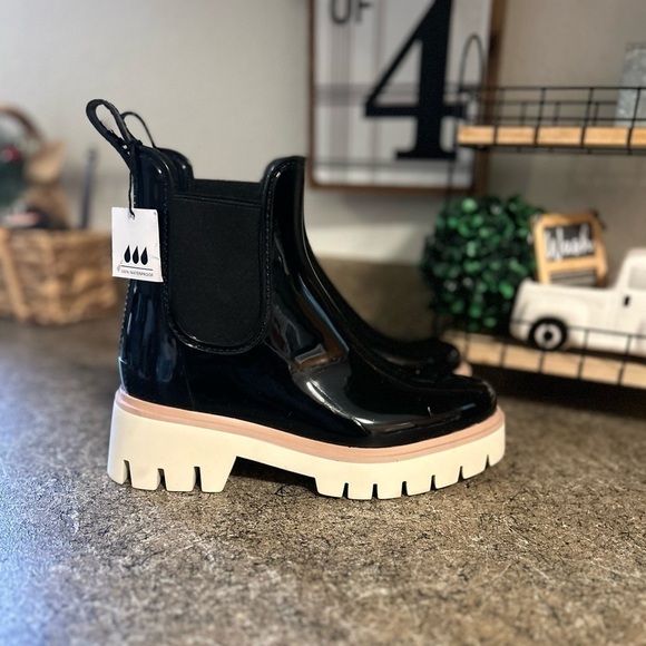 NWT Dolce Vita Women's Thundr H2o Fashion Boot Size 6 - Picture 1 of 9